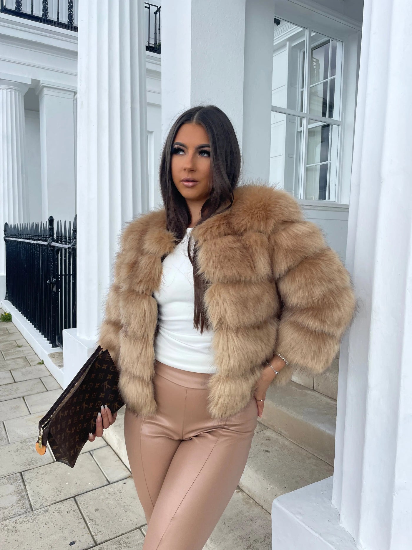 Luxurious Faux Fur Jacket for Women – Elegant Design for Glamorous Winter Style