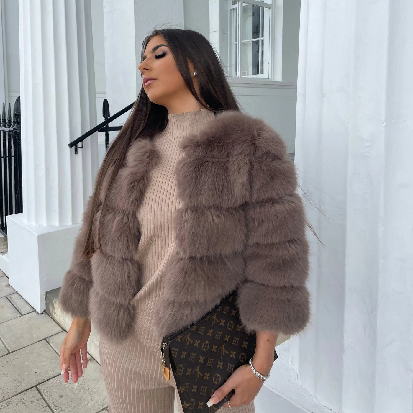 Luxurious Faux Fur Jacket for Women – Elegant Design for Glamorous Winter Style