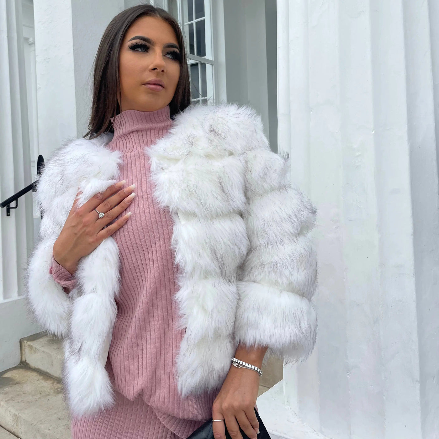 Luxurious Faux Fur Jacket for Women – Elegant Design for Glamorous Winter Style