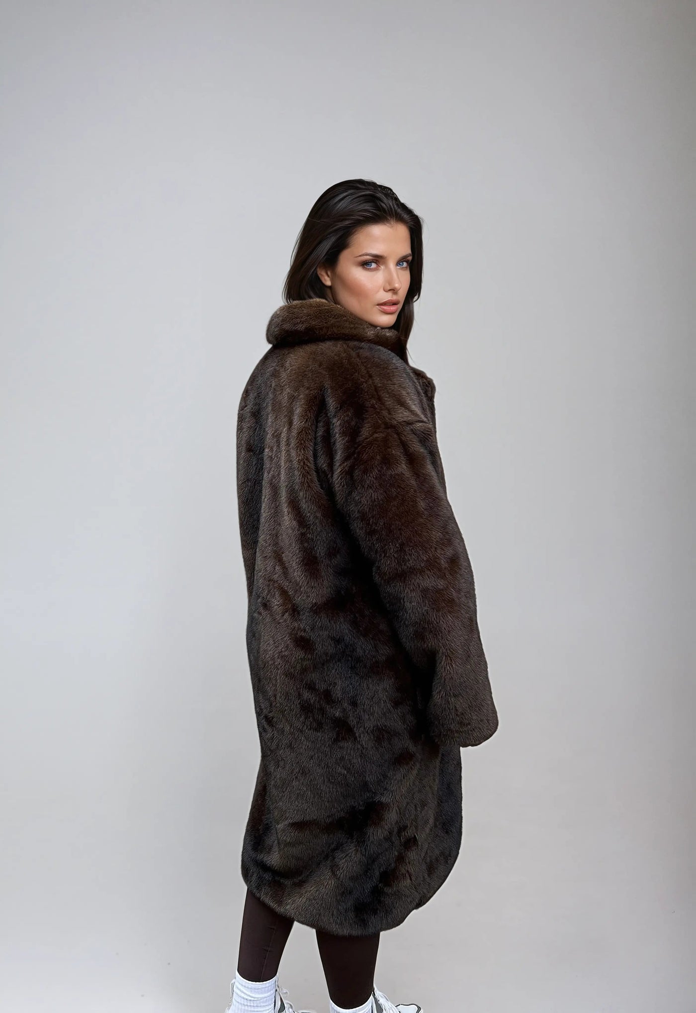 Luxurious Long Coat for Women in Synthetic Fur – Stylish and Warm Autumn Winter Outerwear